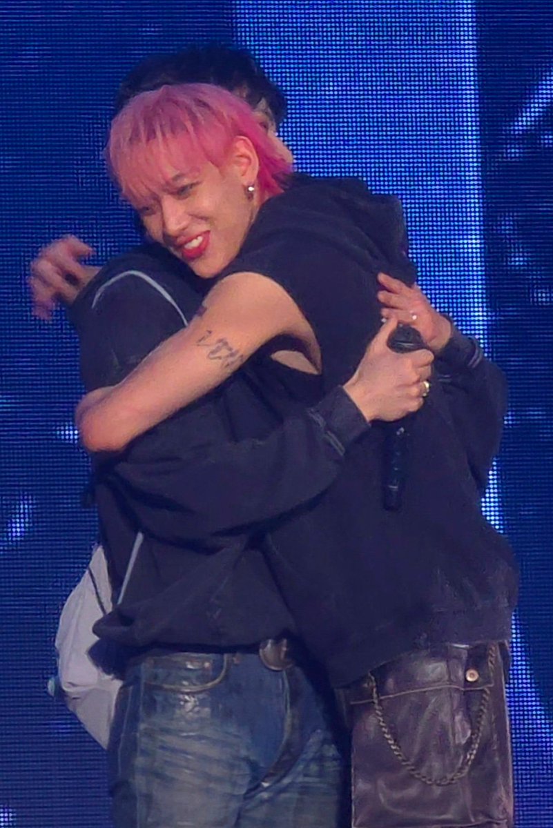 แจบอมเคยบอกว่าเมื่อก่อนน้องแบมยังเด็ก ประมานว่าไม่ค่อยเชื่อมั่นในตัวน้อง แล้วดูตอนนี้ซี่ รักและภูมิใจในตัวน้องที่สุด อาจจะเคยมีทะเลาะกันบ้าง อะไรยอมได้ก็ยอม ถ้าผิดก็ขอโทษแล้วก็ต้องรีบดีกันให้เร็ว ล่ะสองมือกอดน้อง 🌴🐍🥺

#GOT7_NESTFEST_Day1
#GOT7_NESTFEST #BBam