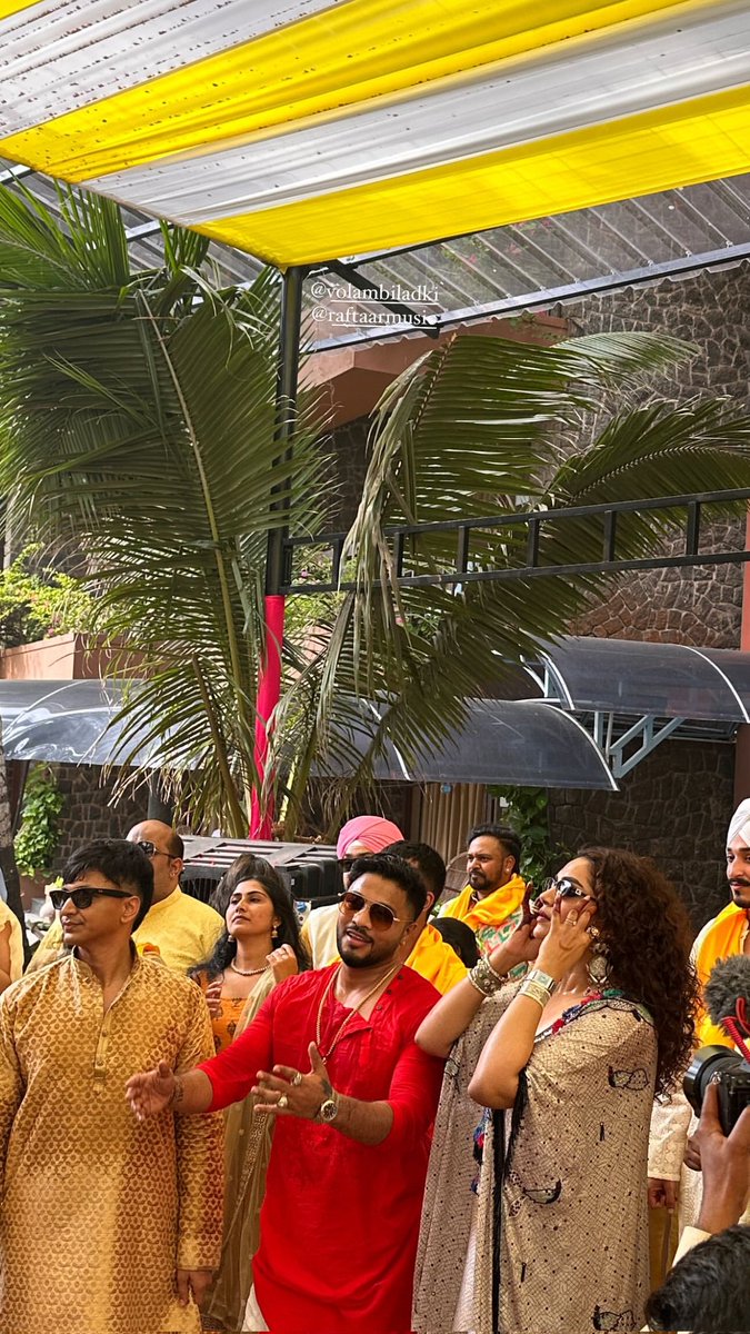 Warningitsappu's tweet photo. CONGRATULATIONS &amp; BLESSINGS BHAIYA &amp; BHABHI JI #manraa #raamanraj #raftaarwedding #raftaarwedsmanraaj
@raftaarmusic https://t.co/uipSGJcrSg