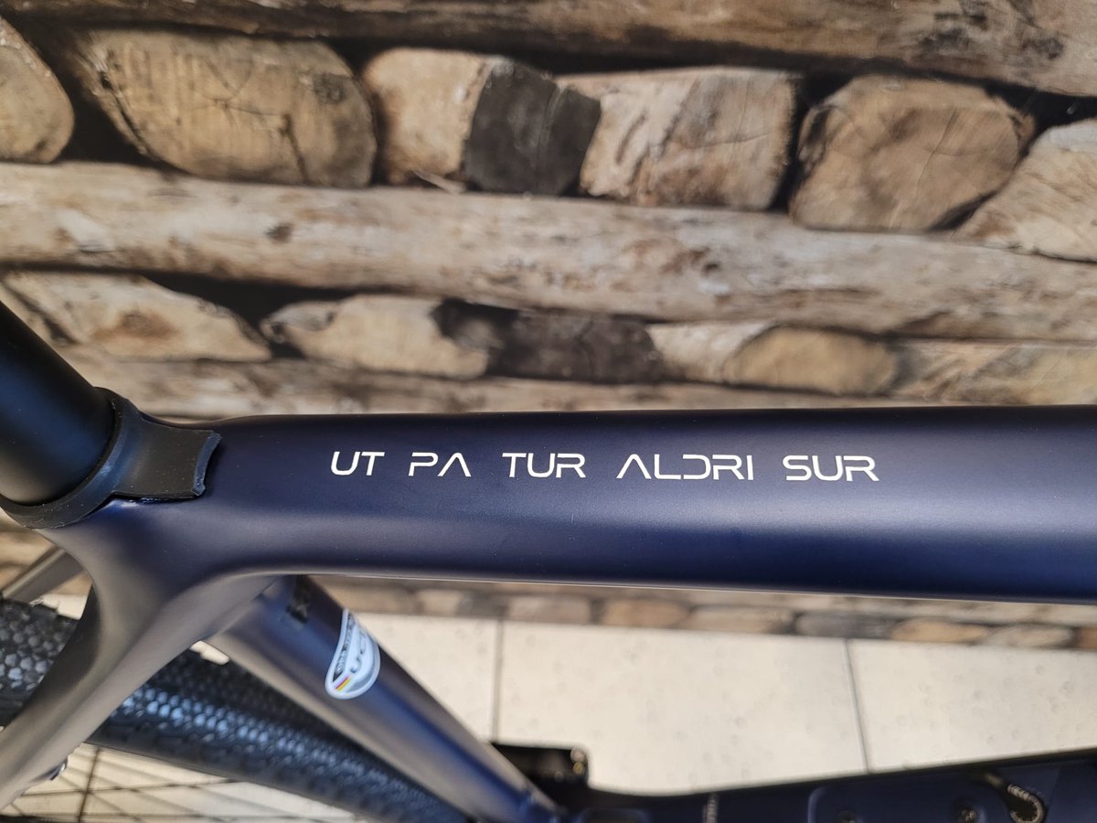 𝐑𝐢𝐝𝐞 𝐅𝐚𝐬𝐭 𝐋𝐢𝐯𝐞 𝐃𝐢𝐫𝐭𝐲 😜
𝐎𝐫𝐛𝐞𝐚 𝐓𝐞𝐫𝐫𝐚 𝐜𝐚𝐫𝐛𝐨𝐧 gravelbike in 𝐌𝐘𝐎 custom kleurstelling!

Ook met deze Orbea weer veel plezier BvL 👌🏼

#newbikedayisthebestday #newbikeday 
<a href="/Orbea/">Orbea</a>  #orbeamyo #OrbeaTerra