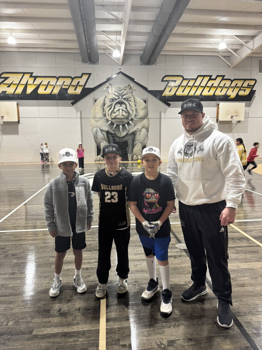 derekrshelby's tweet photo. A few 4th grade DAWGS representing Alvord Powerlifting today!
#SendTheDAWGS
#ChazakAmats https://t.co/McpYpm52Cl