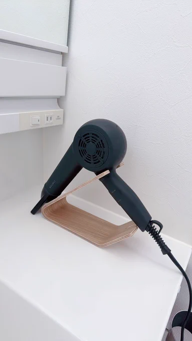RINのドライヤースタンド届いた!惚れ惚れする素敵さうちのでっかいドライヤーもちゃんと固定されました 