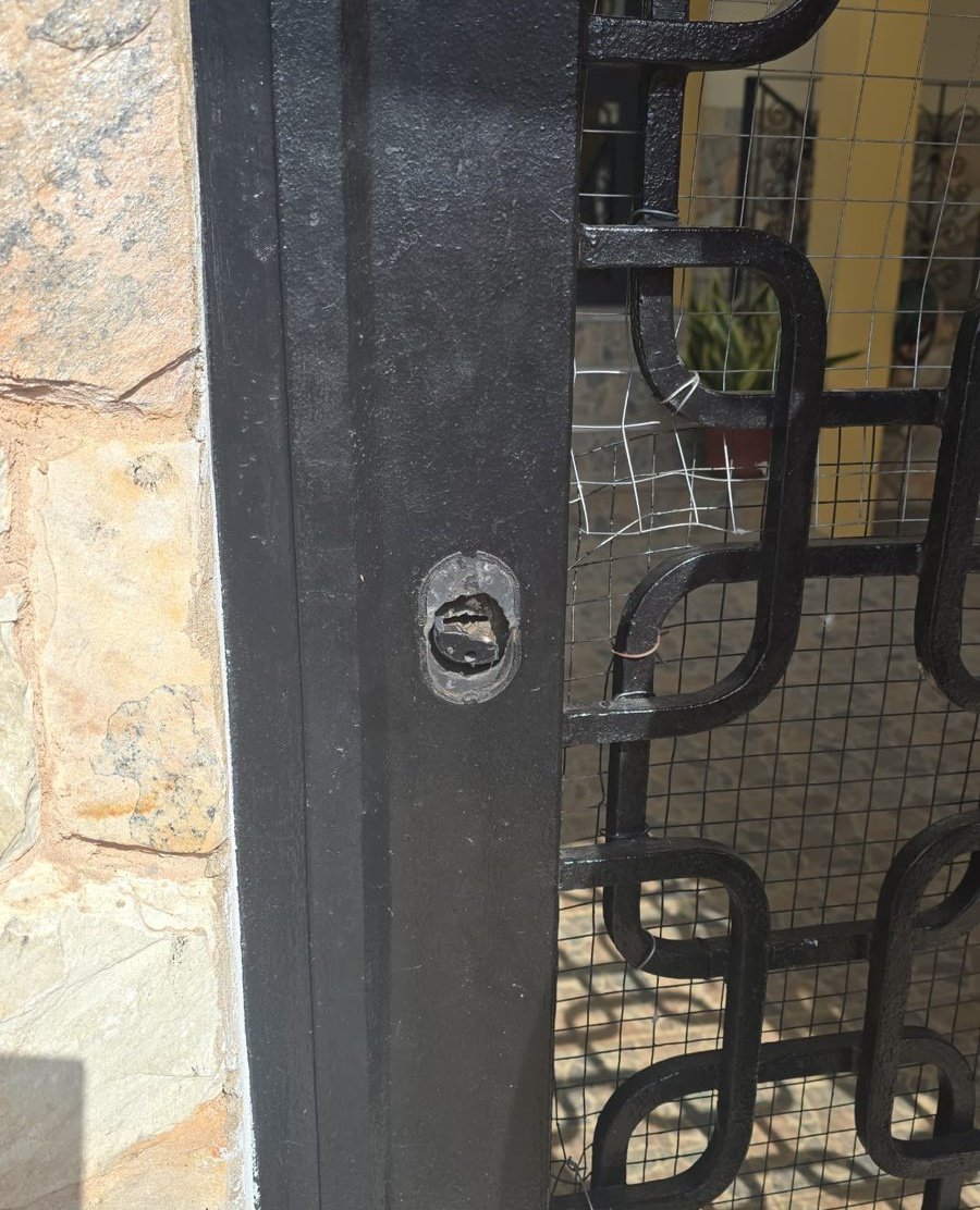 🚨#Urgente Cuerpos represores del régimen allanan ilegalmente la vivienda de Douglas Rodriguez, coordinador de Vente Venezuela y jefe del Comando ConVzla en el estado Bolívar, este viernes #31Ene. 

‼️
Funcionarios del Sebin encapuchados cercaron las dos entradas a la