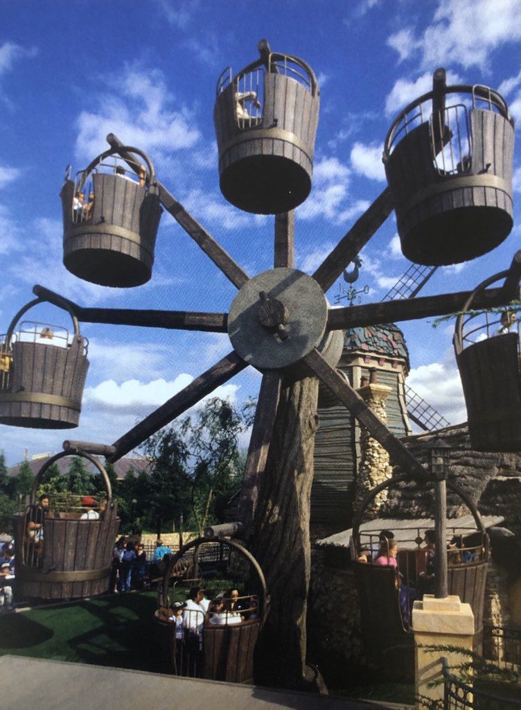 ultrosinfos's tweet photo. #RetroFriday🎠
Nouvelle rubrique de fin de semaine où on se replonge dans les archives des parcs ! A commencer par Disneyland Paris !
Entre 1993 et 2002, une petite grande roue (une moyenne roue du coup?) accueillait les visiteurs dans le fond de Fantasyland. Il s'agissait des "Pirouettes du Vieux Moulin". 🌬️
Comprenez-vous le choix qui a été fait de la rendre hors d'usage ?