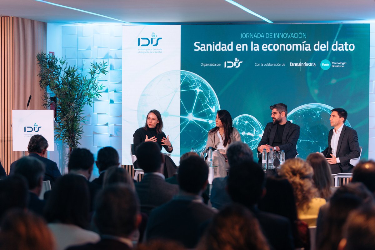 HospitalSantPau's tweet photo. 📌 Mar Gomis @margomis, responsable del #DigitalHealthValidationCenter, ha participat a la Jornada d’Innovació d’IDIS @idisalud "L’economia de la dada".
L’esdeveniment va reunir grans experts del sector per analitzar com "La IA i la gestió de les dades estan transformant la manera en què cuidem les persones", va destacar Fina Lladós, presidenta de @Farmaindustria.
Les teràpies digitals ja estan revolucionant l’ecosistema sanitari i, juntament amb una gestió eficient de les dades, permeten prevenir malalties, accelerar la investigació de nous tractaments i optimitzar-ne l’aplicació.
🔗 Descobreix més 👉 https://t.co/K11IEMBFud
@fenin_es
#MésInnovació