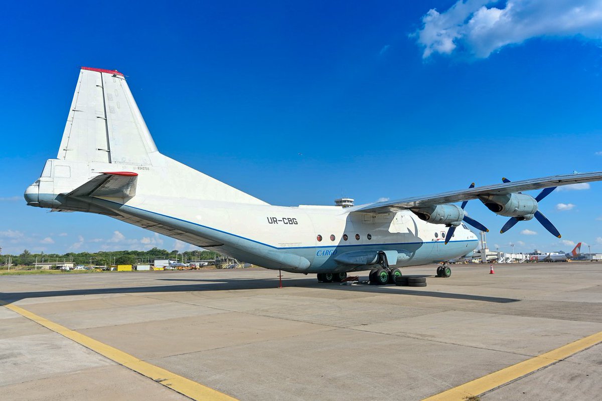 snao122's tweet photo. Un viejo y guerrero Antonov 12 de la empresa Cavok Air, en plataforma. Llegó hace 2 semanas y sigue aún por aquí. 🤩😍
#ASUspotters by @aeronauticapy & @aviacionline https://t.co/cI4iN1ye3P