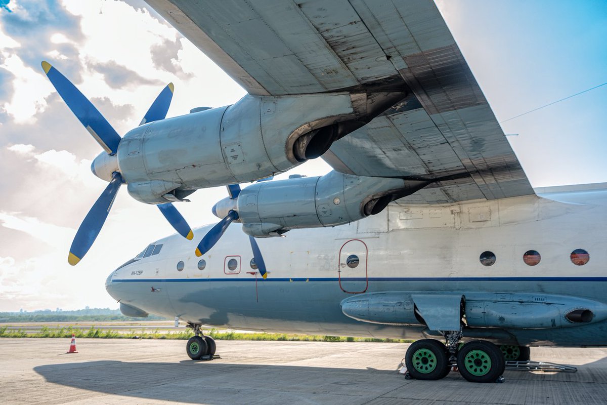 snao122's tweet photo. Un viejo y guerrero Antonov 12 de la empresa Cavok Air, en plataforma. Llegó hace 2 semanas y sigue aún por aquí. 🤩😍
#ASUspotters by @aeronauticapy & @aviacionline https://t.co/cI4iN1ye3P