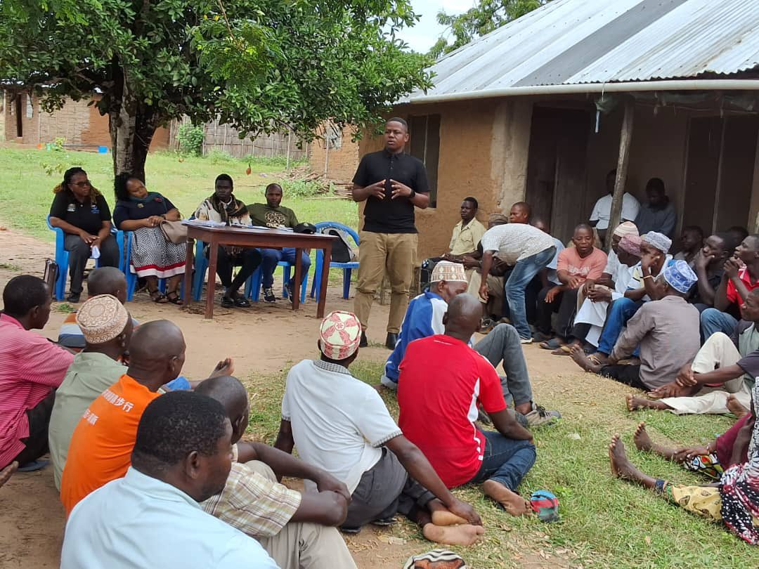 MsLACampaign's tweet photo. Wananchi Mnaida Wanufaika na Elimu na Huduma za Kisheria Kupitia Kampeni ya Mama Samia

Katika kijiji cha Mnaida, kata ya Tangazo, Halmashauri ya Mtwara DC, wananchi wameendelea kunufaika na elimu ya sheria pamoja na huduma za msaada wa kisheria kupitia kampeni ya Mama Samia Legal Aid Campaign. Kampeni hii inalenga kuwawezesha wananchi kuelewa haki zao za kisheria na kupata usaidizi wa kisheria bila gharama, ikiwa ni sehemu ya juhudi za serikali katika kuhakikisha haki inapatikana kwa wote. Huduma hii imepokelewa kwa mwitikio mkubwa, huku wakazi wa eneo hilo wakielezea manufaa yake katika kuboresha maisha yao ya kijamii na kijinai.