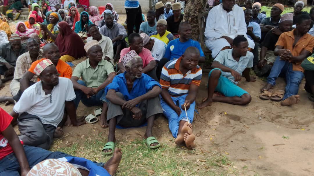 MsLACampaign's tweet photo. Wananchi Mnaida Wanufaika na Elimu na Huduma za Kisheria Kupitia Kampeni ya Mama Samia

Katika kijiji cha Mnaida, kata ya Tangazo, Halmashauri ya Mtwara DC, wananchi wameendelea kunufaika na elimu ya sheria pamoja na huduma za msaada wa kisheria kupitia kampeni ya Mama Samia Legal Aid Campaign. Kampeni hii inalenga kuwawezesha wananchi kuelewa haki zao za kisheria na kupata usaidizi wa kisheria bila gharama, ikiwa ni sehemu ya juhudi za serikali katika kuhakikisha haki inapatikana kwa wote. Huduma hii imepokelewa kwa mwitikio mkubwa, huku wakazi wa eneo hilo wakielezea manufaa yake katika kuboresha maisha yao ya kijamii na kijinai.