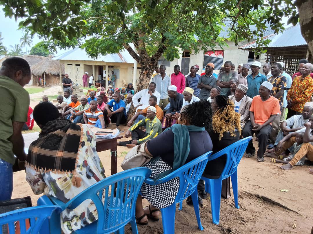 MsLACampaign's tweet photo. Wananchi Mnaida Wanufaika na Elimu na Huduma za Kisheria Kupitia Kampeni ya Mama Samia

Katika kijiji cha Mnaida, kata ya Tangazo, Halmashauri ya Mtwara DC, wananchi wameendelea kunufaika na elimu ya sheria pamoja na huduma za msaada wa kisheria kupitia kampeni ya Mama Samia Legal Aid Campaign. Kampeni hii inalenga kuwawezesha wananchi kuelewa haki zao za kisheria na kupata usaidizi wa kisheria bila gharama, ikiwa ni sehemu ya juhudi za serikali katika kuhakikisha haki inapatikana kwa wote. Huduma hii imepokelewa kwa mwitikio mkubwa, huku wakazi wa eneo hilo wakielezea manufaa yake katika kuboresha maisha yao ya kijamii na kijinai.