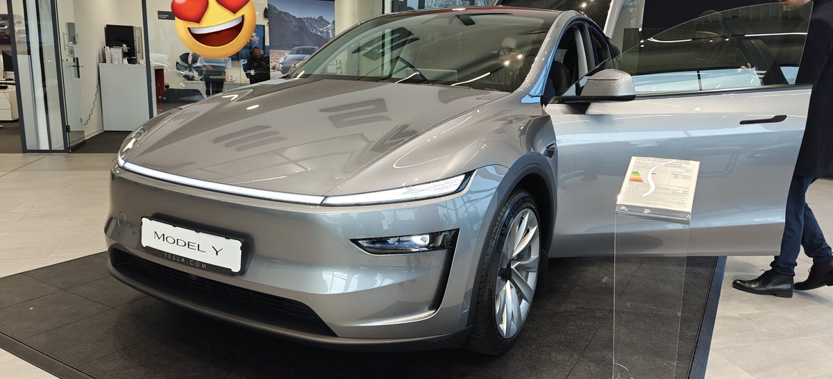 #Tesla hat ins meistverkaufte Auto der Welt einen Flüssigkeitsablauf im Frunk eingebaut. 🥳
Prädestiniert für Eiswürfel und gekühltes Bier im Sommer! 🍺🧊Kühlschrank-Modus &amp; Spaß garantiert! 😆 #ModelY #FrunkParty im Tesla Center in #Düsseldorf