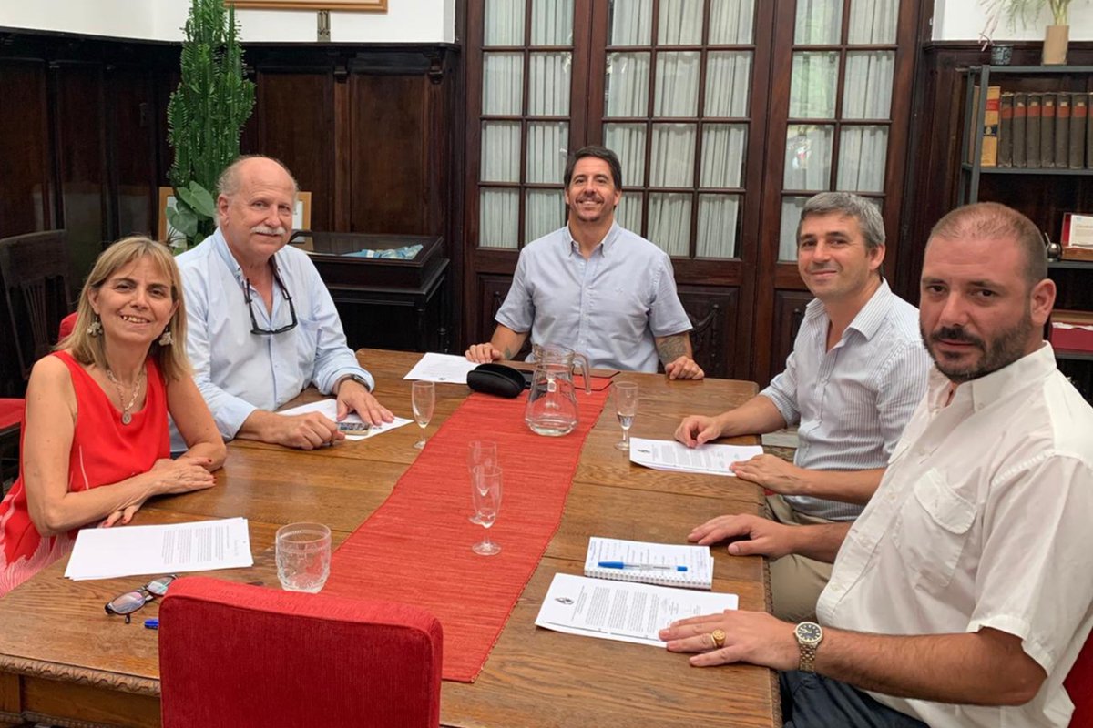 ✈️ #Colón y #Paysandú avanzan en la binacionalidad del aeropuerto. Autoridades de 🇦🇷 y 🇺🇾 trabajan para mejorar la conectividad aérea y el turismo. ¡Un gran paso para la integración regional! 🌍👥 colon.gov.ar/colon-y-paysan…