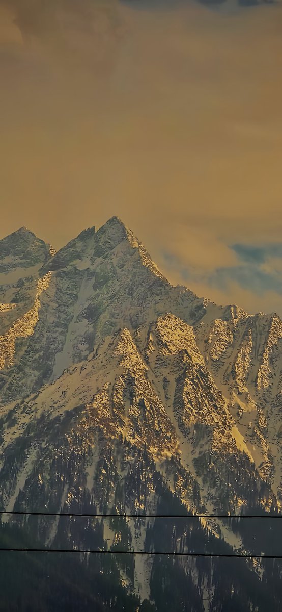 sofitalib0090's tweet photo. Golden Peaks of Serenity. 🏔️
Mountain, Snow, Sunrise, Wilderness, Adventure, Landscape, Photography, Travel. 
#GoldenPeaks #MountainMagic #NaturePhotography #SnowyMountains https://t.co/CHaCgrGSm1