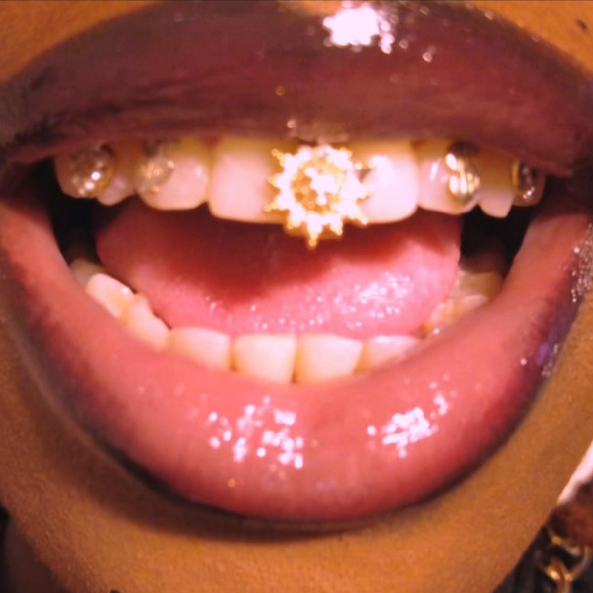 SOLARIS drop dans moins de 48 heures 🤩🤩🤩🤩
Moi je dis venez dimanche à partir de 19H GMT 
 On se fait un petit live sur mon compte Instagram (même @ qu’ici) on va fêter ça ensemble 😉😉😉