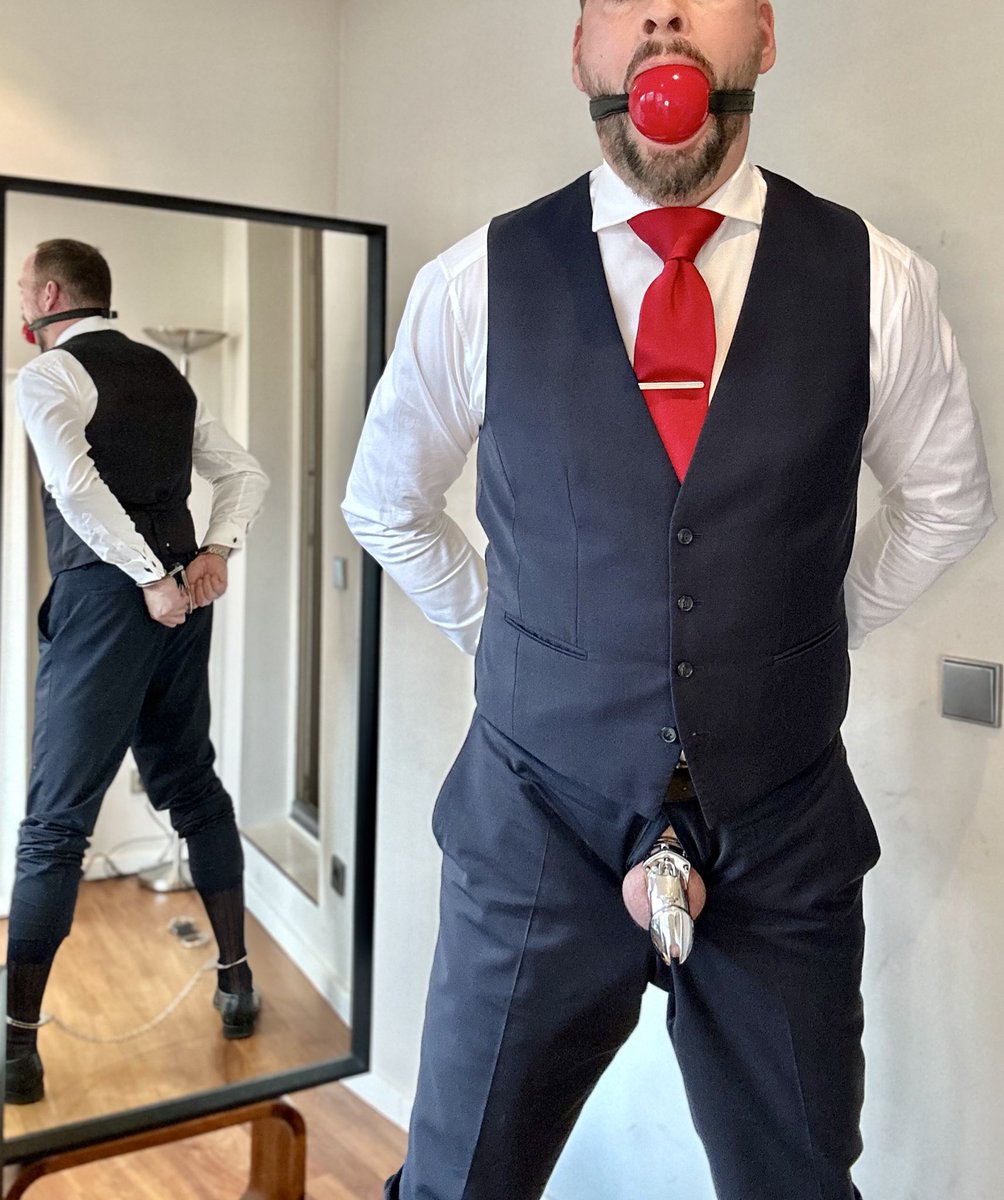 who is going to handcuff the #lockedboss? 👔🔒🔗 #suitedandlocked #bossinchastity <a href="/GayChastityRTs/">Gay Chastity Retweets - 68K</a>