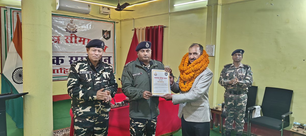 19BnSSB_INDIA's tweet photo. #19BnSSB दिनांक 31- 01- 25 को ASI (GD) अनिल कुमार की सेवानिवृत्ति के अवसर पर उनके परिवार के सदस्यों को वीडियो कॉन्फ्रेंसिंग के माध्यम से जोड़ कर उनकी गरिमामय विदाई समारोह में श्री स्वर्ण जीत शर्मा,कमांडेंट,#19Bn के द्वारा प्रतीक चिह्न एवं स्मृति चिन्ह भेंट कर सम्मानित किया गया। https://t.co/cHTdmQqXqX