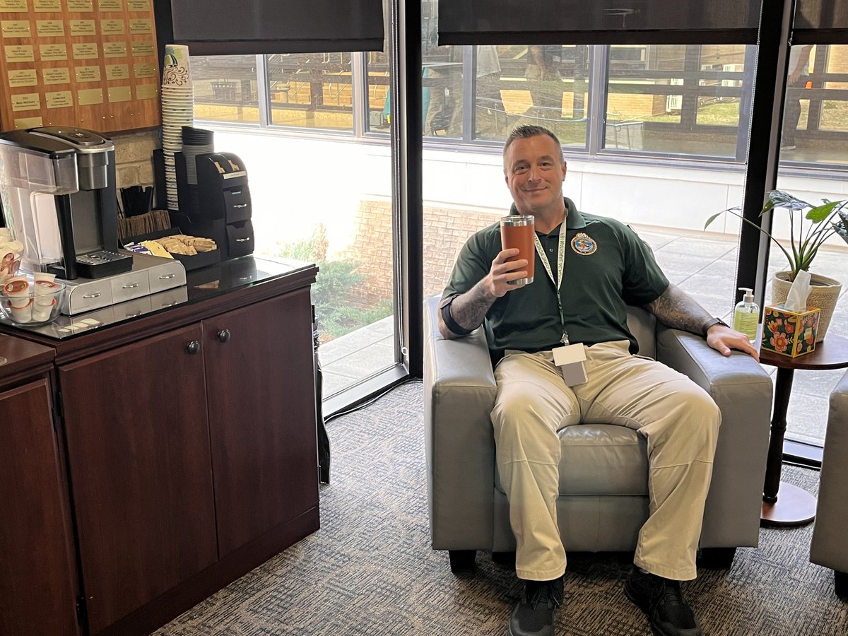 FBINAAQuantico's tweet photo. Session 293 student, George Maxfield from the @fbinaacanam, stopped by for coffee! He shared that he’s been following the FBINAA social media for months and always dreamed of being "that guy getting coffee at the NA." We made his wish come true with a photo! 📸 #Session293 https://t.co/hgWE7iGYUq