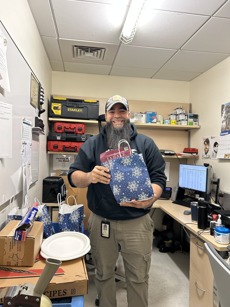 Gratitude never goes out of style! ✨ Huge thanks to the amazing facilities, SQM, security, mailroom, and dock broadies who keep the Broad running every day.  🙌 Big thanks to Cindy for keeping this tradition alive! 💙