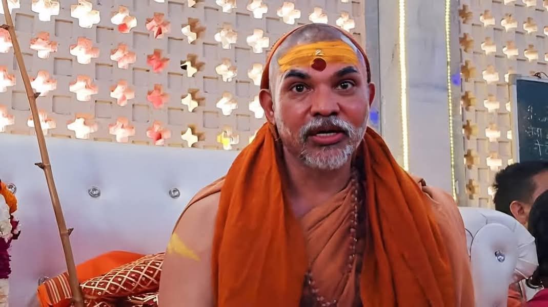 इस आदमी को आचार्य की गद्दी किसने दी है ये आदमी आचार्य नही राजनीतिक गिद्ध है 

इस आदमी की क्या औकात है जो ये योगीजी से इस्तीफा मांग रहा है, और किसके कहने पर...?

ये आदमी संत का चोला ओढ़कर राजनीती झाड रहा है मुझे तो इसपर ही शक है कुंभ हादसे कराने मे इसका पुरा हाथ हो..?

क्यो की ये