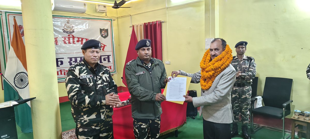19BnSSB_INDIA's tweet photo. #19BnSSB दिनांक 31- 01- 25 को ASI (GD) अनिल कुमार की सेवानिवृत्ति के अवसर पर उनके परिवार के सदस्यों को वीडियो कॉन्फ्रेंसिंग के माध्यम से जोड़ कर उनकी गरिमामय विदाई समारोह में श्री स्वर्ण जीत शर्मा,कमांडेंट,#19Bn के द्वारा प्रतीक चिह्न एवं स्मृति चिन्ह भेंट कर सम्मानित किया गया। https://t.co/cHTdmQqXqX