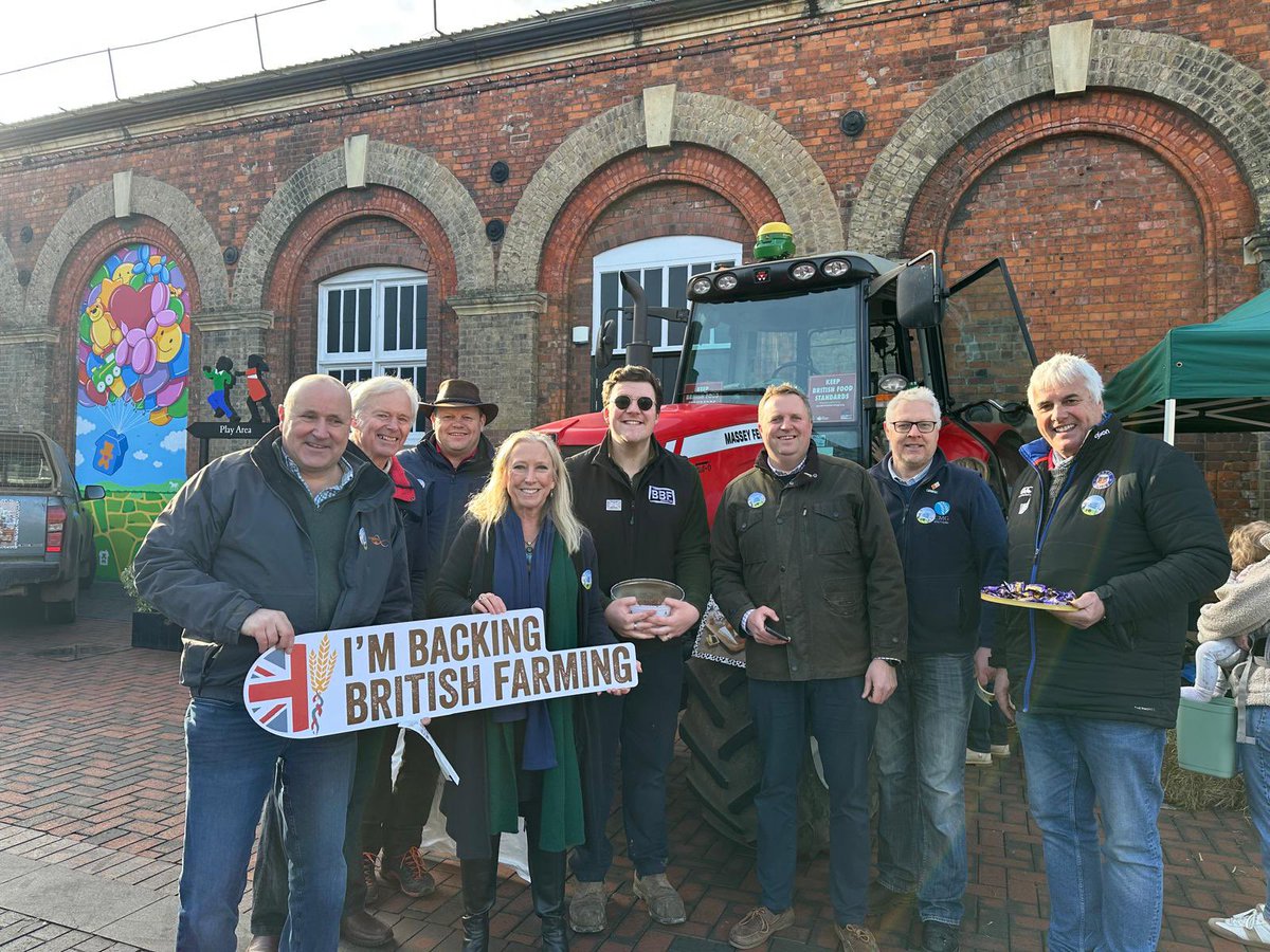 roz_savage's tweet image. A weekly round up 
🚜 NFU Day of Unity
🌍 Met Nature Minister @MaryCreagh_ to discuss next steps after the CAN Bill
📢 Attended drop-ins, including @RSPCA_official 
🏛 Met the King at Buckingham Palace
🌿 Visited a rewilding project on the Elmore Estate with @RewildingB