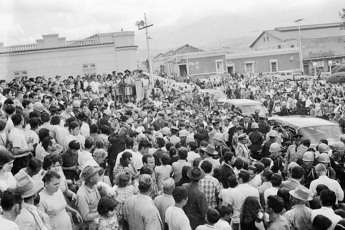 A finales de enero de 1970, el presidente #RafaelCaldera es ovacionado en la Plaza Monumental de Toros de Pueblo Nuevo cuando asiste a la corrida encabezada por el famoso Manuel Benítez «El Cordobés», Manolo Martínez y César Faraco. 

En medio de la celebración de la Feria de San