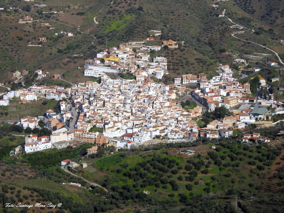 SantiFoto's tweet photo. Arenas (Málaga) Comarca de la Axarquía, entre las sierras de Tejeda y Almijara y el Castillo de Bentomiz. Pueblo morisco. La vid y el olivo son sus principales cultivos. Se produce vino dulce, seco o semiseco y buen aceite #pueblo #fotografia #Naturaleza https://t.co/RJLGIXqnik