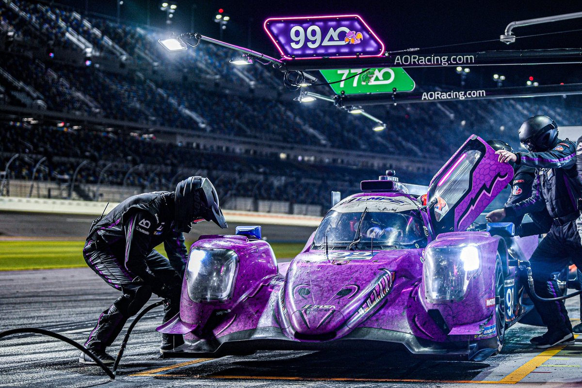 IMSA's tweet photo. Nothing like the intensity of a mid race pit stop. 

#Rolex24
#DIS https://t.co/kDVUsTjzDA