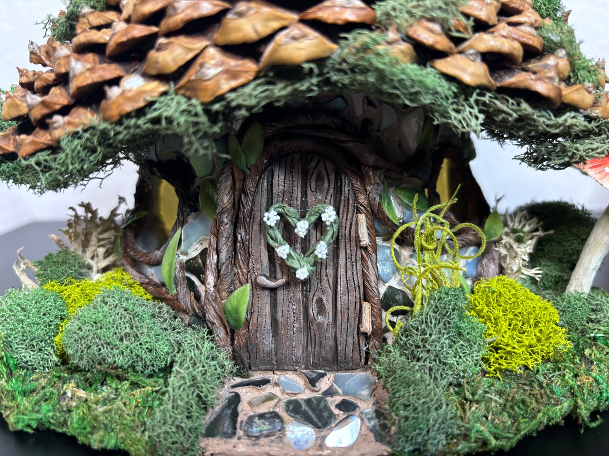My first fairy house is complete. Auction will start at Noon MST Sat Feb 1 and end noon on Sunday Feb 2. Bidding starts at $275 plus shipping. If you would like to bid please send me a DM during this time frame with your bid. I'm also available for commissions. More info 👇