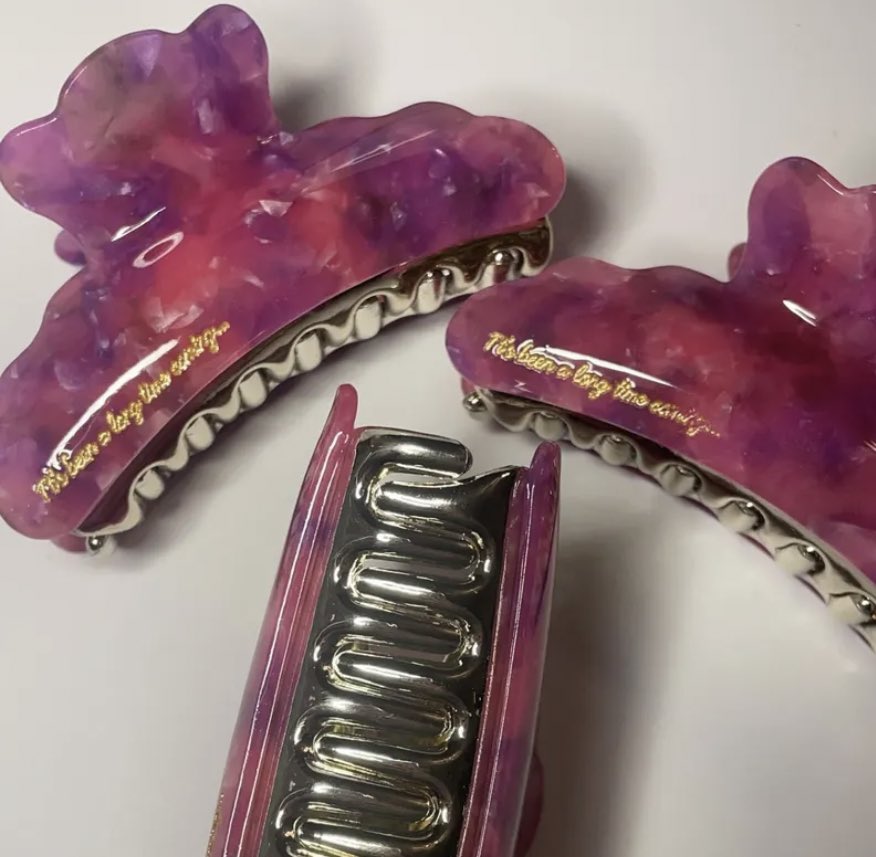 ✨G I V E A W A Y ✨

I miss tour so I decided to do a giveaway!! 

Winner will receive: 
- 1 surprise song piano claw clip
- 1 rep bodysuit claw clip
- 1 been a long time coming clip

TO ENTER: 
- follow me
- repost 

That’s it! Open internationally! 

corneliastcraftco.etsy.com