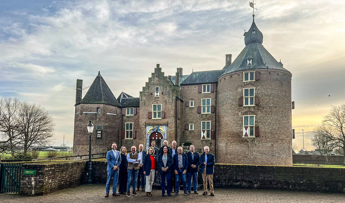 Indrukwekkende, regionale ontmoeting met onze #ambassadeurs vandaag over het #wethoudersambt. Samen het verleden, het heden, en de #toekomst verbinden. Vandaag waren we in het mooie <a href="/Ammersoyen/">Kasteel Ammersoyen</a> #wethoudersland. 💪🏼🧡
