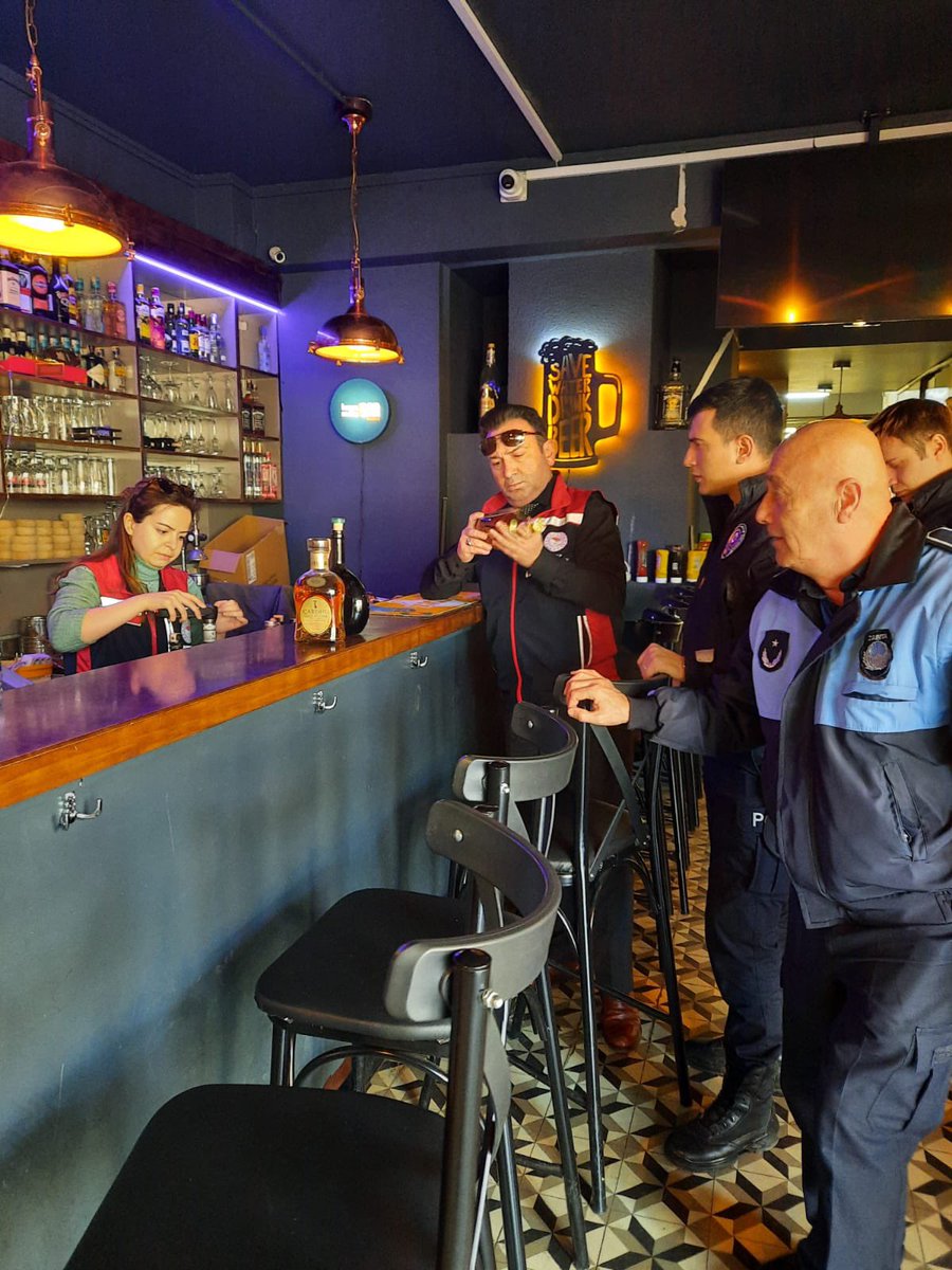 İstanbul Valiliği tarafından kaçak ve sahte alkollü içki denetimi için İlçemizde kurulan komisyon kapsamında,Dr.Feramis ÇİFTÇİ başkanlığında,TarımveOrman Müdürlüğü,Toplum Sağlık Müdürlüğü,Emniyet Müdürlüğüve Belediye Zabıta ekiplerince Heybeliada'da bulunan işletmeler denetlendi.