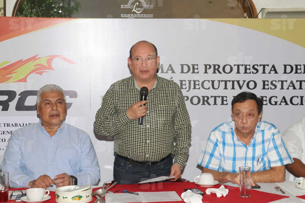 DiarioPresente's tweet photo. 🗣 #Entérate| Encabeza el secretario de #Movilidad, Rafael Elías Sánchez Cabrales, toma de protesta Fernando Napoleón Delgadillo, del comité ejecutivo estatal del transporte delegación 1 estado de Tabasco CROC.

Vía: Jorge Hernández

|#Noticias |#Tabasco |#DiarioPresente https://t.co/y3YynrTbXX