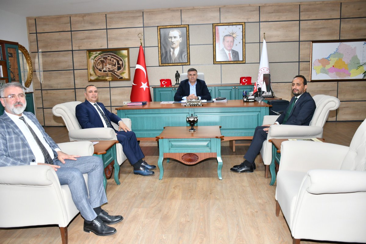 📢 İl Milli Eğitim Müdürümüze Ziyaret 

Ceylanpınar İlçe Milli Eğitim Müdürü Zeydan Kurt ve şube müdürleri, İl Milli Eğitim Müdürümüz Asım Sultanoğlu’nu makamında ziyaret etti. Görüşmede, ilçedeki eğitim çalışmaları ve projeler değerlendirildi.