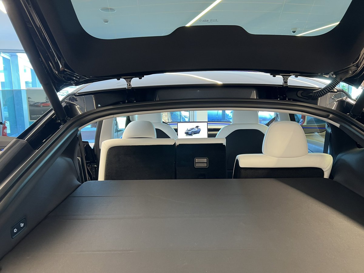 andrefmma's tweet photo. Tesla new model Y in Porto, Portugal first look

1. The back is actually much better live. 
2. The backseats electrical fold is actually pretty cool
3. The display color dark grey is not that great. Would  prefer the quicksilver option since it’s the one that we can order. 🧵 https://t.co/X8kOCuugd9