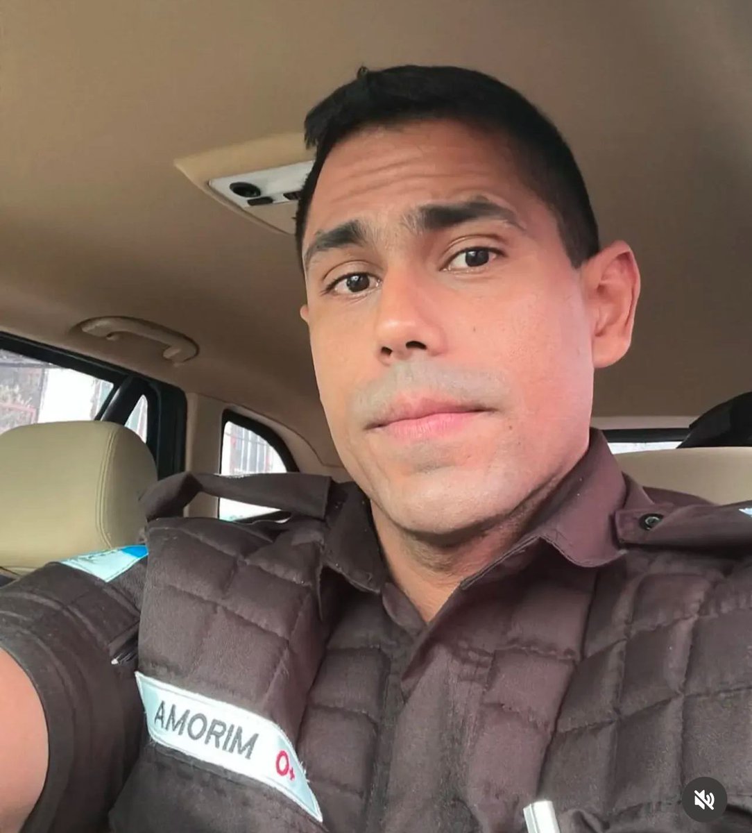 vilaKennedyNews's tweet photo. O comando Vermelho assassinou mais um policial militar na história do Rio de Janeiro. O Tenente Amorim, policial do 41º BPM, foi alvejado por disparo de arma de fogo na cabeça em Jardim América, socorrido e encaminhado ao Hospital Getúlio Vargas (HGV) https://t.co/EeQF45o3ma