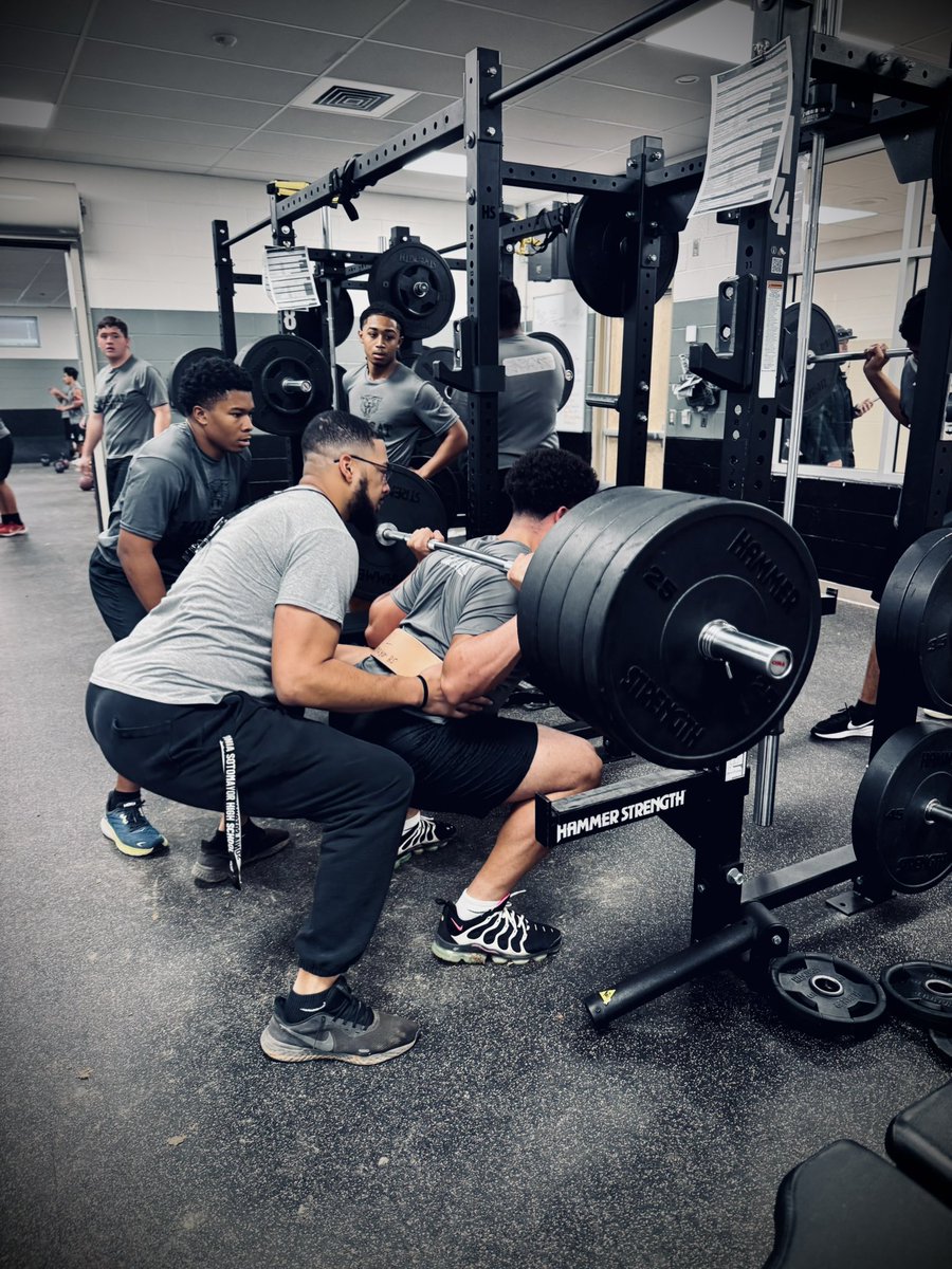 ‘26 DE/DT Tyce Washington <a href="/TyceWashington_/">Tyce Washington</a> taking 365# 5x8’s for a ride! #IronSharpensIron 
<a href="/THSCAcoaches/">THSCA</a> Rock Mentee Coach Yarberough <a href="/CoachXY88/">Xander Yarberough</a> with the extra motivation! #CATSmentality 
<a href="/Sotocats_FB/">Sotomayor Wildcat Football</a> <a href="/NISDSotomayor/">Sotomayor High School</a> <a href="/WildcatsDen_SA/">Sotomayor Wildcats Den</a> <a href="/NISD_Athletics/">NISD_Athletics</a>
