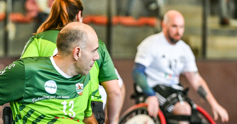 RFEBalonmano's tweet photo. 🔛♿️ ¡3⃣ nuevos compromisos anticipan otro gran fin de semana de #CDEBalonmanoSillaRuedas!

🔝 Mañana se estrenarán los equipos encuadrados en el Grupo A, que lidera el último campeón del I Torneo Élite de #BalonmanoSillaRuedas, @CBParla

📰 Toda la información 👇