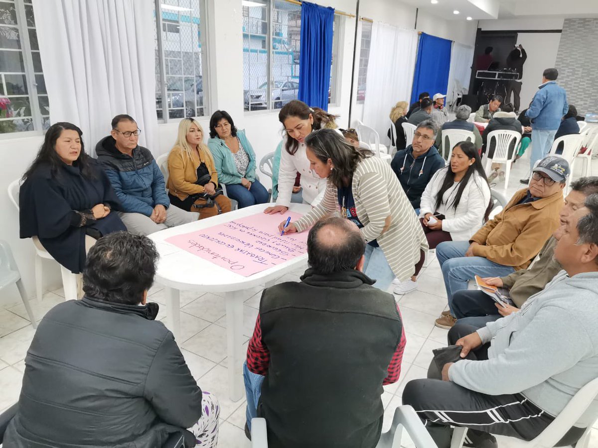 zonaeloyalfaro's tweet photo. 🙋🏻‍♀️🙋🏻‍♂️ #QuitoRenace | Líderes barriales y moradores de la parroquia Chilibulo participaron en la socialización de la Ordenanza 038 sobre el Sistema Metropolitano de Participación Cuidadana. 

🧵 https://t.co/a26R4W9ElO