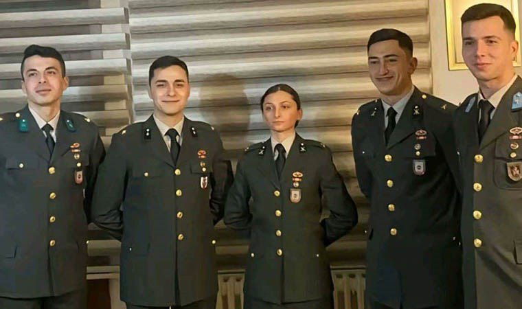 “Pırıl pırıl genç ve vakur teğmenlerimizin rütbesi şimdilik alınmış olup, kalplerinde Harbiyeli brövesi, Türk ulusunun kalbinde ise yıldızları bâkidir.”