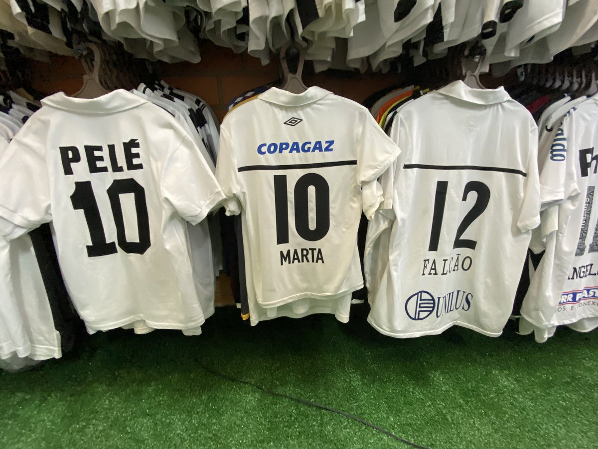 Santoxicofc's tweet photo. Imagina imagina um clube que tenha na sua história o Rei e a Rainha do futebol, o Rei do futsal e o príncipe do futebol.

Prazer, Santos Futebol Clube. O Reino do Futebol. 🤍🖤👑 https://t.co/4pjXieRTaN