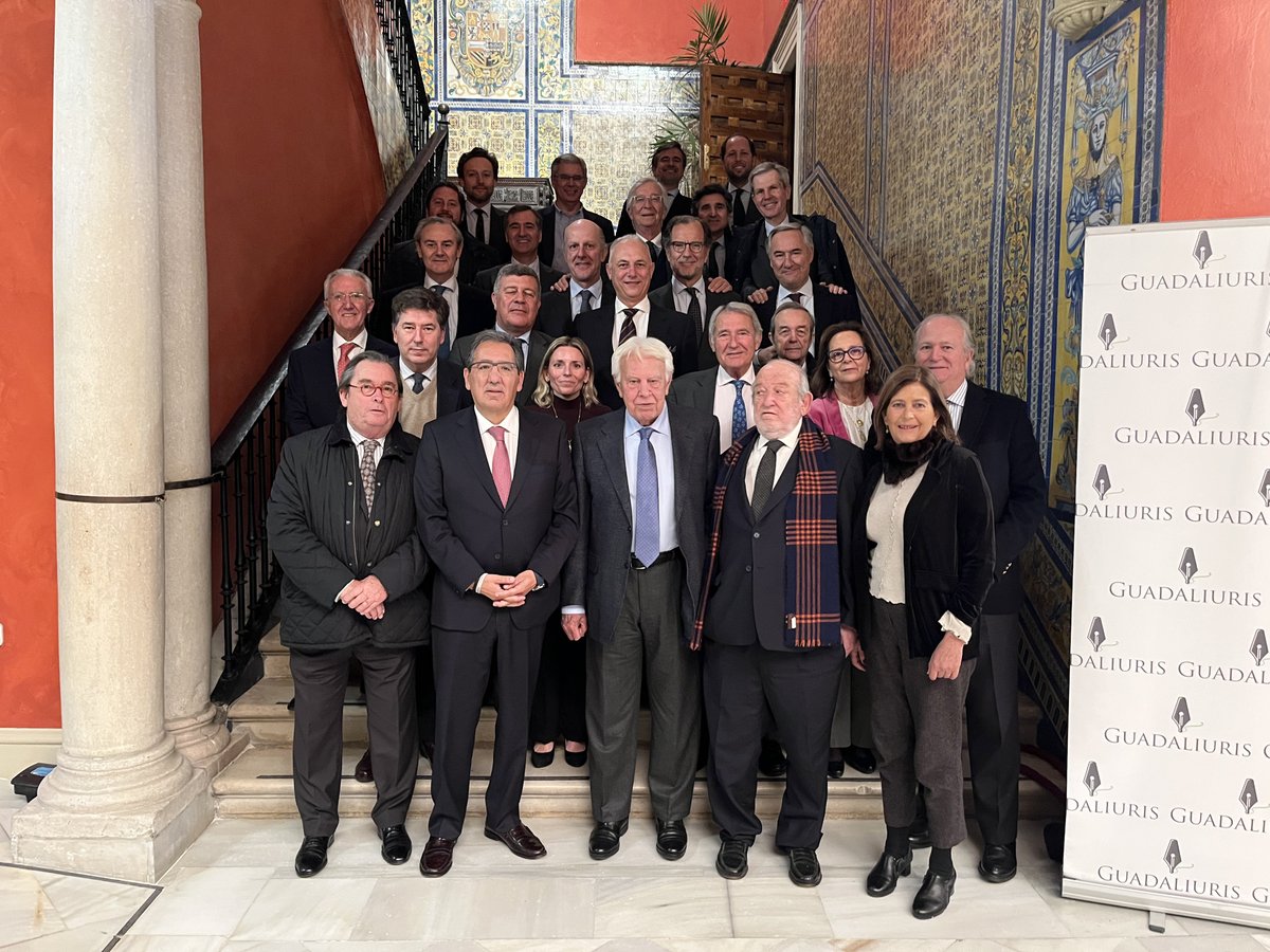 guadaliuris's tweet photo. 🟢 Felipe González en el Foro Guadaliuris. Ha mantenido un diálogo con el periodista Juan Carlos Blanco (@Juancarlosblanc) en la Fundación Cajasol.

#foroguadaliuris #guadaliuris #abogacía #abogados #laexcelenciaprofesional #sevilla #felipegonzález https://t.co/IgGVz5gs6Q