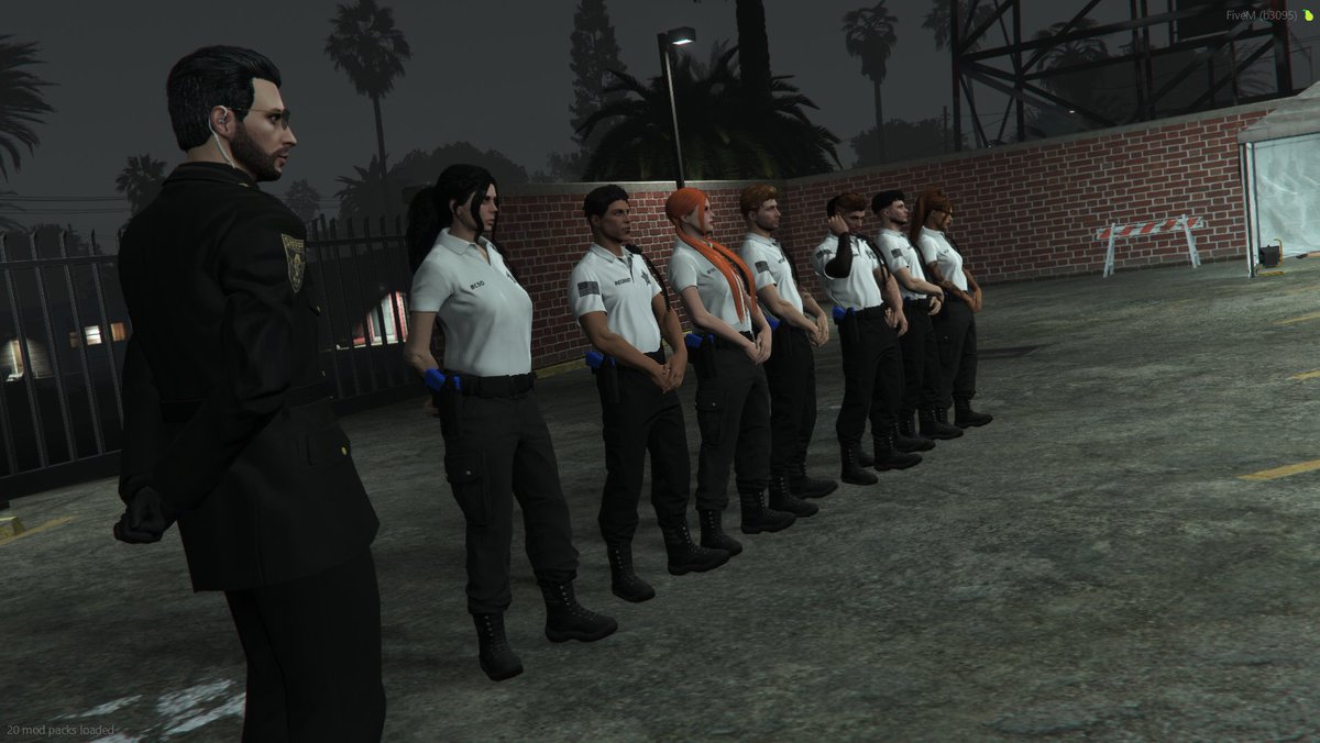 InfamesLEO's tweet image. Los futuros agentes de la academia N° XVIII del BCSO continúan su formación, el día de ayer conducción y negociación, el día de hoy armamento.

Mucha suerte y que Dios los asista (porque van a comer mucho suelo)