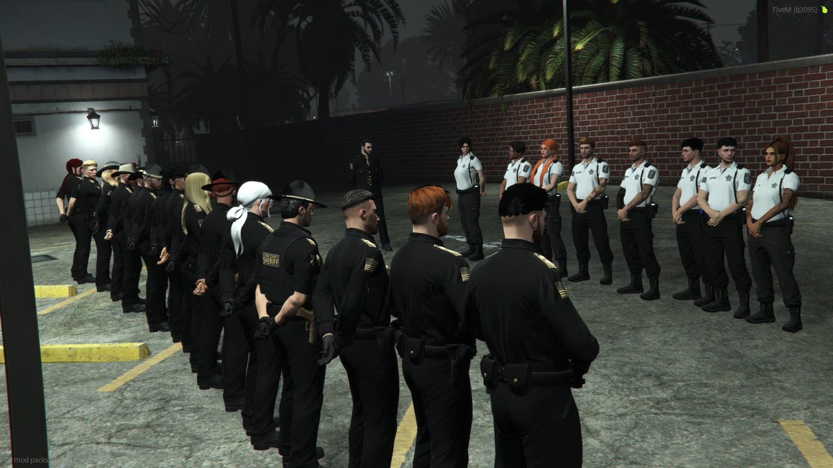 InfamesLEO's tweet image. Los futuros agentes de la academia N° XVIII del BCSO continúan su formación, el día de ayer conducción y negociación, el día de hoy armamento.

Mucha suerte y que Dios los asista (porque van a comer mucho suelo)