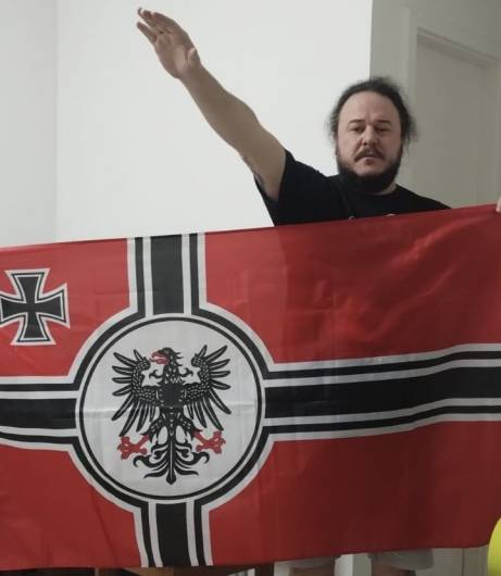 slpng_giants_pt's tweet image. 📢 Servidor da EMBRAPA tem foto publicada nas redes fazendo gesto nazista

Na imagem, o servidor aparece com uma bandeira do Segundo Reich, frequentemente usada por grupos extremistas.

Marcelo Mota também é dono de um selo musical de black metal.

Gostariamos de saber o…