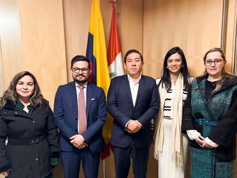 CarlosAmayaR's tweet photo. Quiero expresar mi más profundo agradecimiento a todo el equipo que me acompañó en esta misión en EEUU 🇺🇸: @CasadeBoyaca, Ana Rojas; @SecDesarrolloEB, Elina Ulloa; @SePlaneacionBoy, @jairoalneira; y @SecTICBoyaca, @SandramUrrutia 🤝🏻.

Su preparación técnica, el esfuerzo en cada presentación y su compromiso han sido fundamentales para representar a Boyacá y a Colombia 🇨🇴 por lo alto.

Una misión como esta requiere meses de preparación, y el trabajo de cada uno se reflejó en presentaciones sólidas y bien fundamentadas. Nos llevamos grandes retos, pero también la certeza de que esta visita traerá desarrollo y oportunidades para nuestro departamento 🙌🏻.

Gracias por su entrega y dedicación, seguimos trabajando duro por la #BoyacáGrande💚💜🤍.

¡Vamos vamos que vamos!