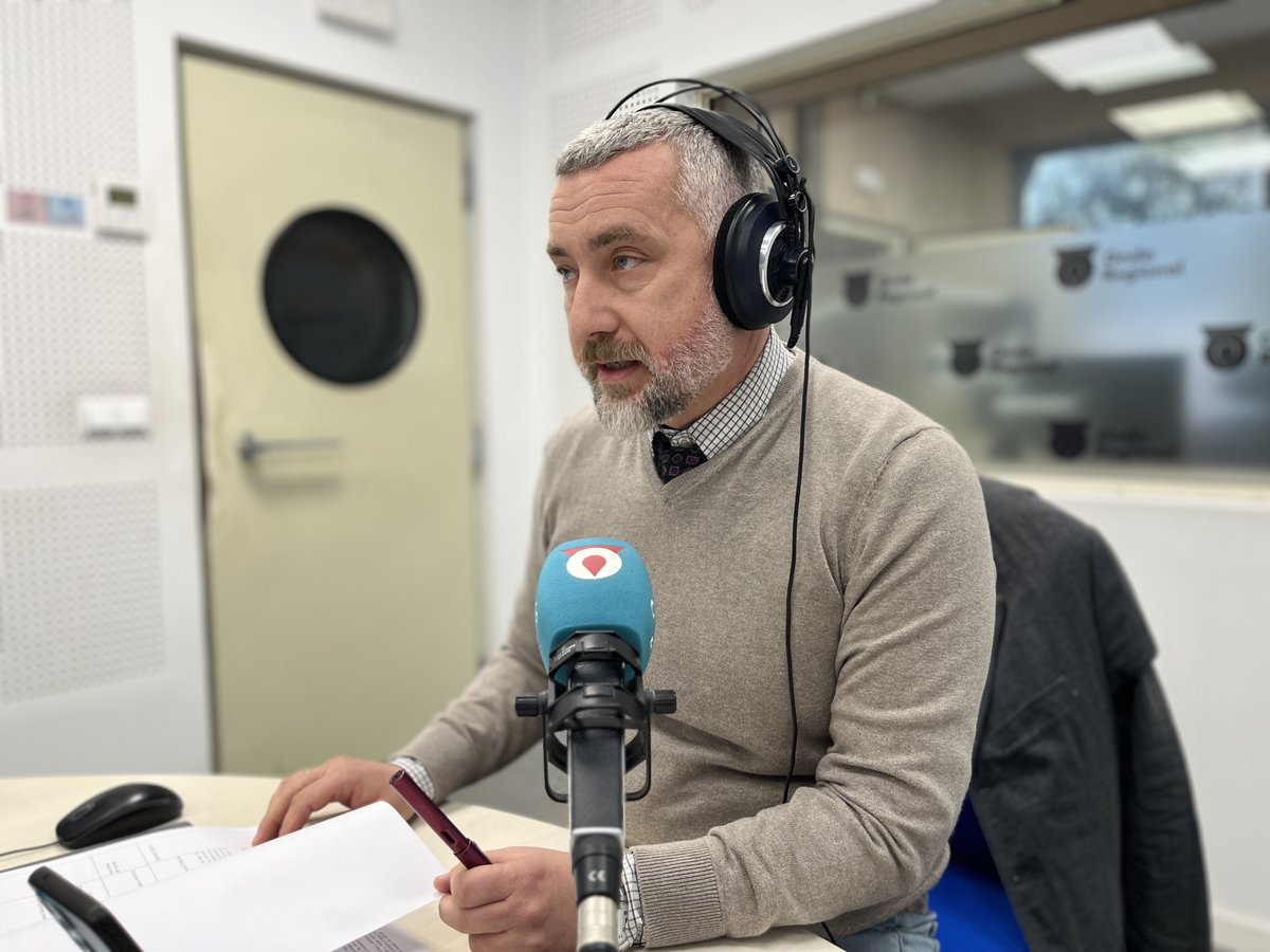 ORMurcia's tweet photo. 🔵📻 Ya puedes escuchar Tarde Abierta, con Alejo Lucas (@ALEJOJesusLucas). 
Hoy, viernes: 
-ESPECIAL COLECTIVOS: CEIP La Arboleda, de Santiago y Zaraiche (Murcia). Docente: José Francisco Nicolás Muñoz; Carolina Olivares, presidenta de UNICEF-RM.
-MURCIA 1200 ANIVERSARIO
-LITERATURA. HOLOCAUSTO: Concha Pérez Rojas
-SON LOS NERVIOS: Lucía Hernández, David Hortelano, Fernando García-Morcillo y Kiko Torres
-MANIFESTACIÓN ILP VIVIENDA: Paco Morote, portavoz de la PAH
-MULA: II Feria de Empleo y Emprendimiento
-VICTORIAS MUSICALES: El Otro Paraíso, grupo murciano de rock y pop indie. Con Víctor Manuel Moreno y Marian Sanz, voz y guitarra eléctrica y acústica
-AECC: Francisco Díaz nos explica la campaña de brazaletes de esperanza
-CARRETERA Y MANTA: Las rutas en tren más espectaculares, con José Antonio García Ayala
⏱️ De 17: 00 a 20:00
👉 Escúchalo en https://t.co/dmhRUxYVWO
#TardeAbierta @TardeAbiertaORM