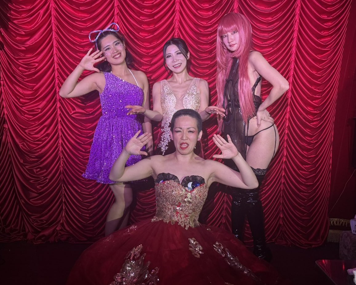 エクスペリメンタル★ショー‼️
ご来店ありがとうございました✨✨
それぞれが実験的な演目を披露しました✨✨私は落穂拾いをやりました🖼🌾
お客様とショーをより良くするためのお話ができたりと濃い時間を過ごせました✨