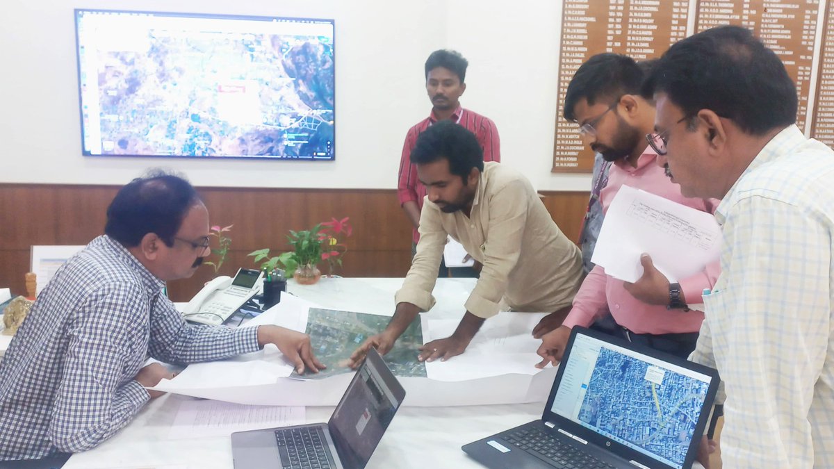 CollectorKadapa's tweet photo. కలెక్టరేట్ లోని తన ఛాంబర్ లో "నేషనల్ క్లీన్ ఎయిర్" కార్యక్రమం పై అధికారులతో గౌరవ జిల్లా కలెక్టర్ డా. శ్రీధర్ చెరుకూరి గారు సమావేశం నిర్వహించారు.
నగరంలో గాలి నాణ్యతా ప్రమాణాలను పెంపొందించేందుకు చర్యలు చేపట్టాలని ఆయన అన్నారు.
@moefcc
#CollectorKadapa
#NationalCleanAirProgram https://t.co/ULy8AmFFdJ