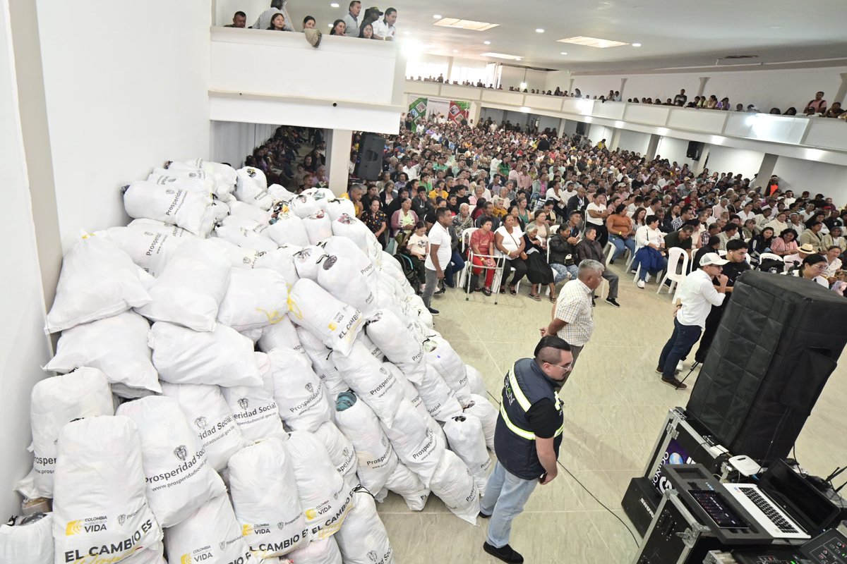 ProsperidadCol's tweet photo. #ProsperidadEnLasRegiones | "Estas mercancías antes eran decomisadas y rematadas por la DIAN a quienes no querían pagar impuestos, dineros que no llegaron a programas sociales del Gobierno, ahora, se las entregamos a los dueños, ustedes": dir @GustavoBolivar en Sandoná, Nariño. https://t.co/lYsLU5tTpN