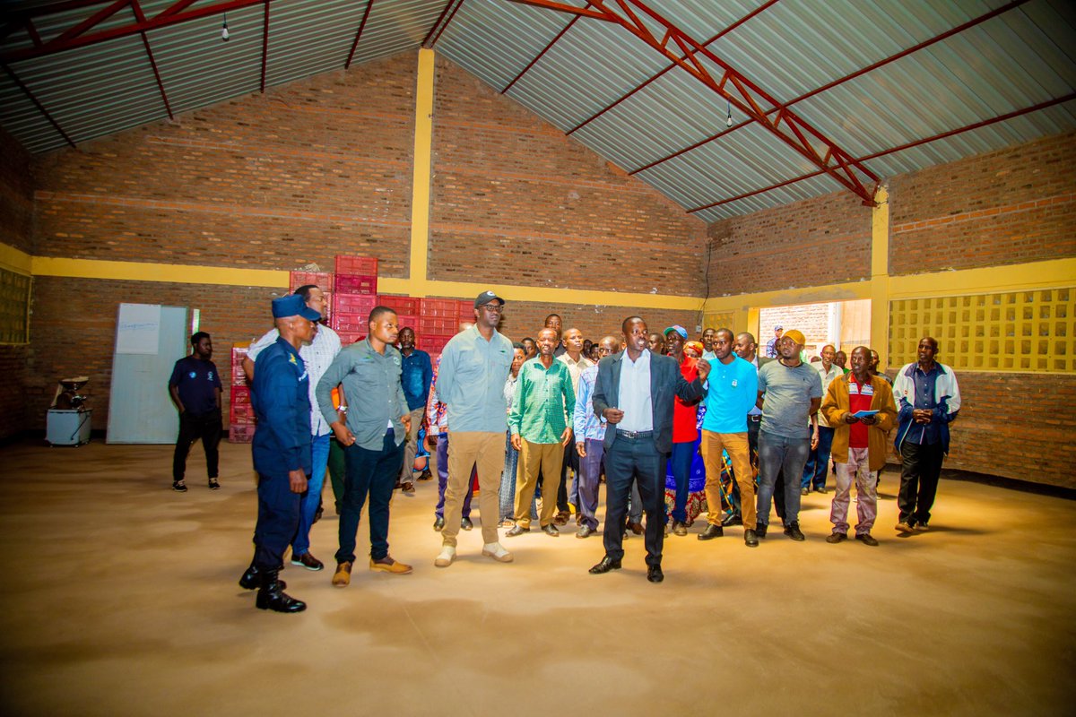 Muri gahunda y’Icyumweru cy’Ubutwari, ku biro bya Koperative GIKADINI y’abahinzi b’urusenda mu Murenge wa Kabare, Akagari ka Cyarubare, Meya <a href="/BoscoNyemazi/">Nyemazi John Bosco</a> ari kumwe n’inzego z’umutekano n’umukozi wa <a href="/AkageraPark/">Akagera National Park</a> , <a href="/fistonishimwe10/">Fiston Ishimwe</a> batashye inzu yumishirizwamo urusenda.